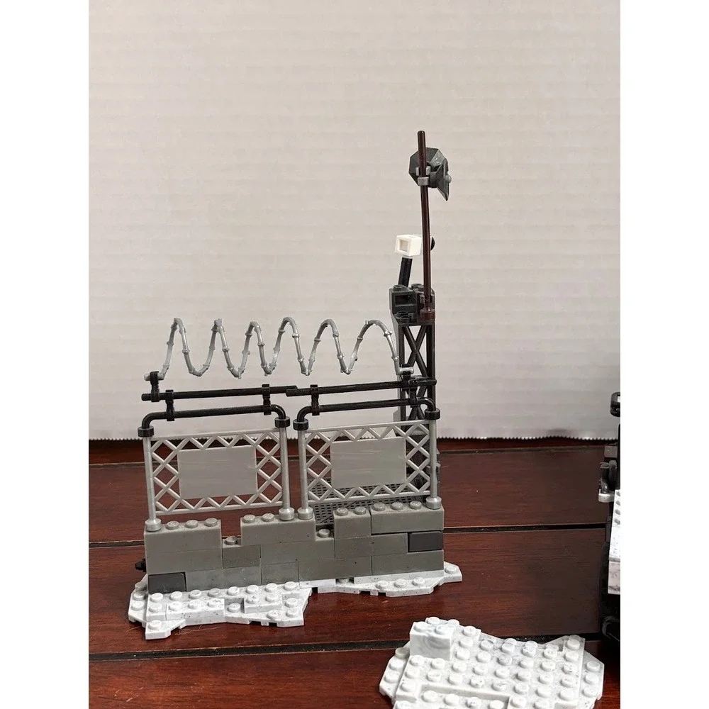 Mega Bloks Call of Duty Arctic Recon Military Truck and Checkpoint Building Set